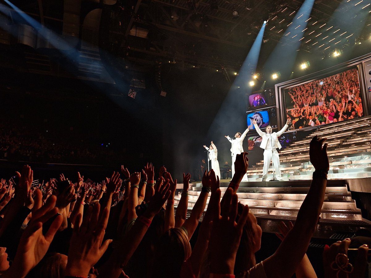 cathcarvalho92's tweet image. What a massive night with @takethat ❤️ This tour is one of my favourites. So fun, different, colourful and simple at the same time. Didn't miss the dancers. 
The opening number was insane. 
The water is back. They look hot. 
I'm so happy that I love this tour 😍🤣 #thislifetour