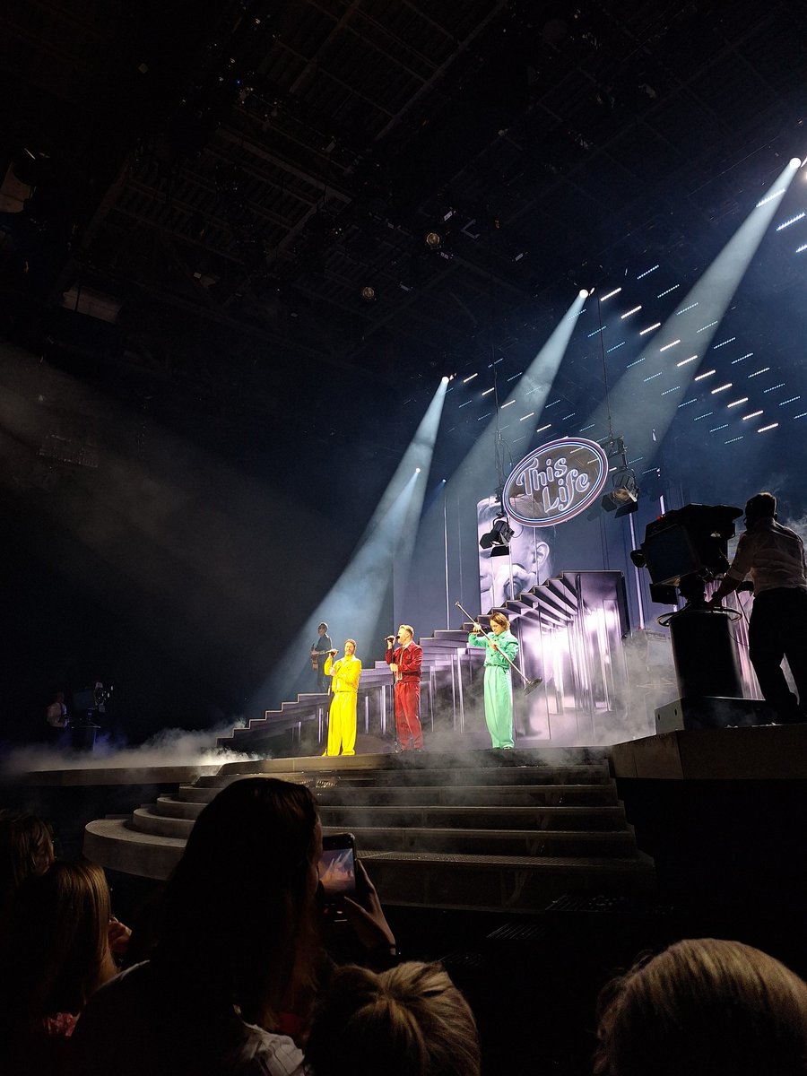 cathcarvalho92's tweet image. What a massive night with @takethat ❤️ This tour is one of my favourites. So fun, different, colourful and simple at the same time. Didn't miss the dancers. 
The opening number was insane. 
The water is back. They look hot. 
I'm so happy that I love this tour 😍🤣 #thislifetour