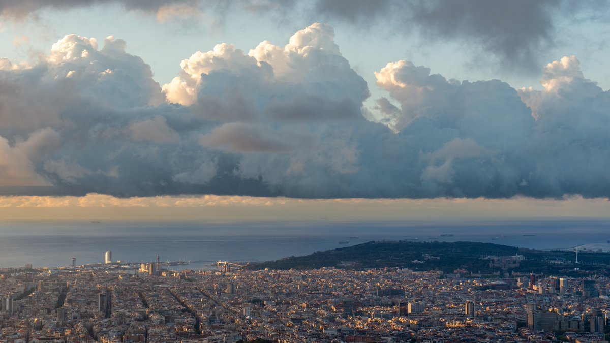 La lluvia de ayer ha cargado d humedad el prelitoral de #Barcelona que 'descarga' su #niebla por el río Besós mientras ya crecen líneas de #cumulus #congestus sobre el mar #obsFabra @AEMET_Cat @meteocat @btveltemps @eltempsTV3 @ARAmeteo @tempsdemeteo @wmo @CloudAppSoc @ACOMmeteo