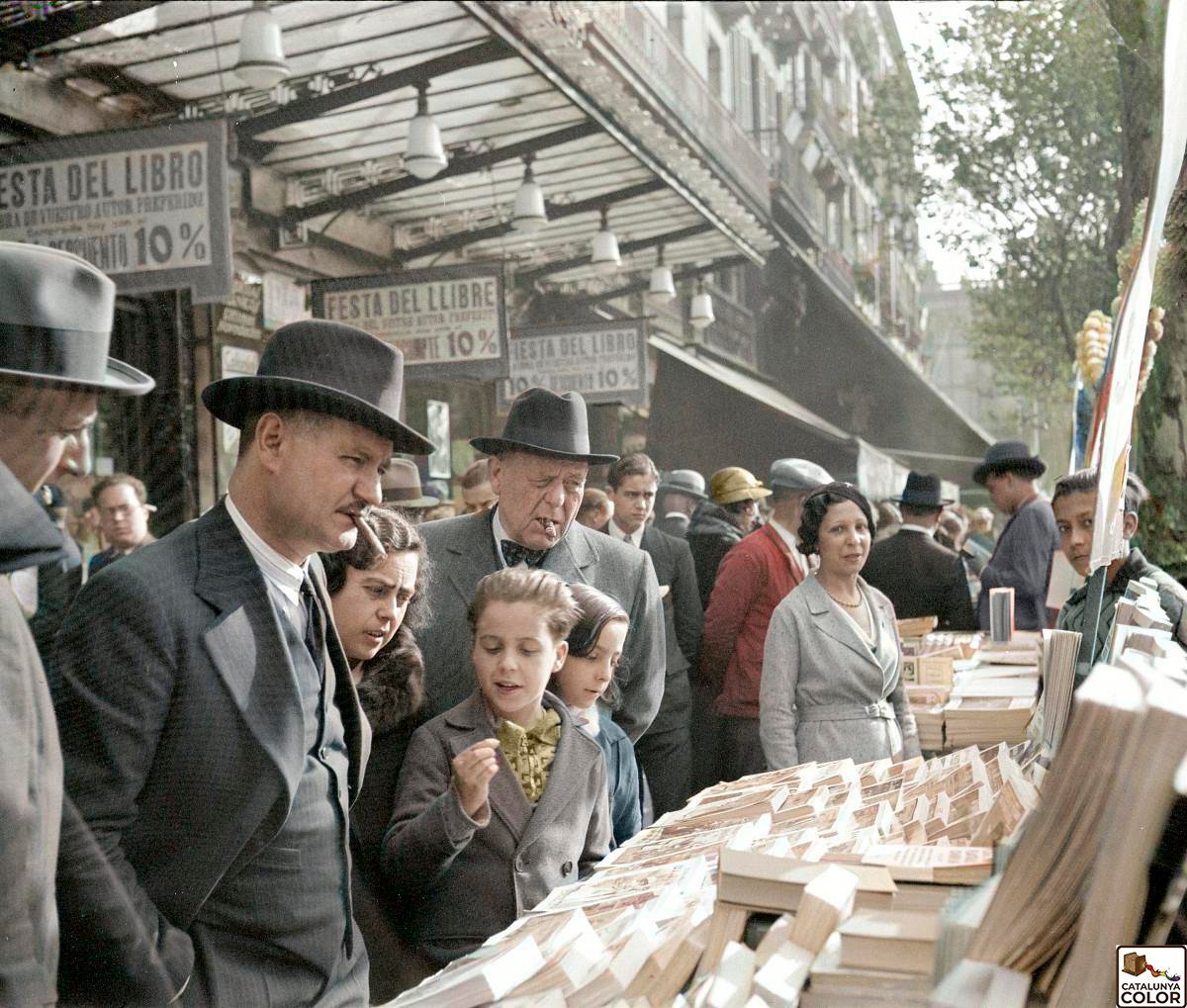 Diada de Sant Jordi als carrers de Barcelona, el 1933. 📸Frederic Juandó Alegret