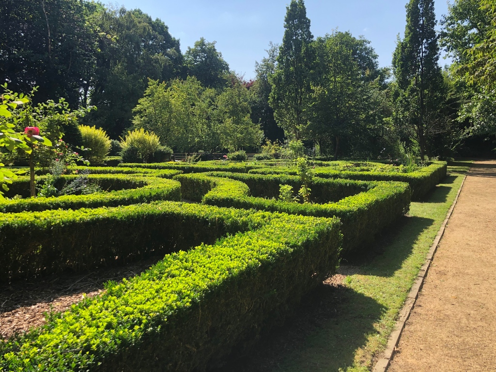 📷️The Shakespearean Garden, Platt Fields Park There are few public Shakespearean Gardens remaining, luckily this one was rescued by volunteers and you can visit this summer! Click for opening dates findagarden.ngs.org.uk/garden/45933/t… #worldbookday #gardenvisit #shakespeare