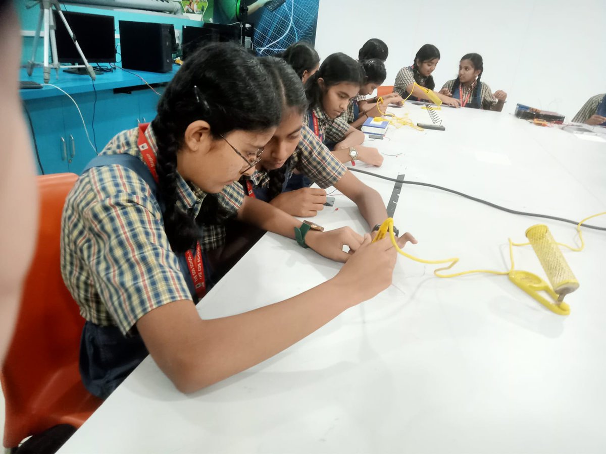 Workshop on 'PV cells' was conducted at RSC, Nagpur today for 20 students of class Xth from Chandadevi Saraf School, Nagpur. 
@MinOfCultureGoI  @arjunrammeghwal
@M_Lekhi @secycultureGOI @rohitksingh
@LilyPandeya @ncsmgoi  @AmritMahotsav
@AzadiKaAmritMahotsav