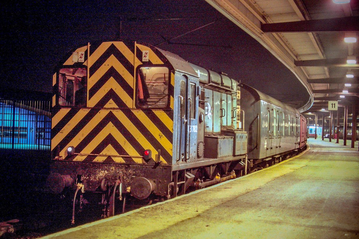 A little bit of evening shunting going on in York, with 08782 prepping the vans for the overnight mail. This was about 30 years ago, and how times have changed, and not particularly for the better!
#Class08 #Gronk #RoyalMail #BritishRail #York