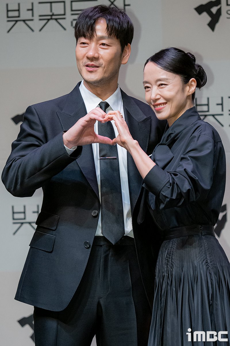 imbcenews's tweet photo. [포토] 박해수-전도연, 하트 받으세요
#벚꽃동산 #사이먼스톤 #SimonStone
#전도연 #JeonDoyeon #박해수 #ParkHaesoo
#제작발표회_240423 [iMBC 직찍]

배우 박해수, 전도연이 참석해 포즈를 취하고 있다.

⬇️고화질 Click Plz⬇️
https://t.co/vF3pTFRytq https://t.co/HvnjyXn2jO