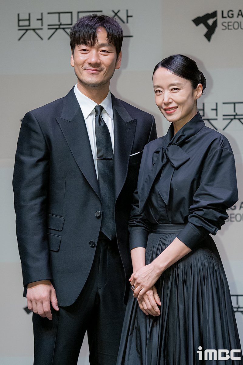 imbcenews's tweet photo. [포토] 박해수-전도연, 기대되는 조합 
#벚꽃동산 #사이먼스톤 #SimonStone
#전도연 #JeonDoyeon #박해수 #ParkHaesoo
#제작발표회_240423 [iMBC 직찍]

배우 박해수, 전도연이 참석해 포즈를 취하고 있다.

⬇️고화질 Click Plz⬇️
https://t.co/8wdCXmgBTx https://t.co/Pv2M3R3d88