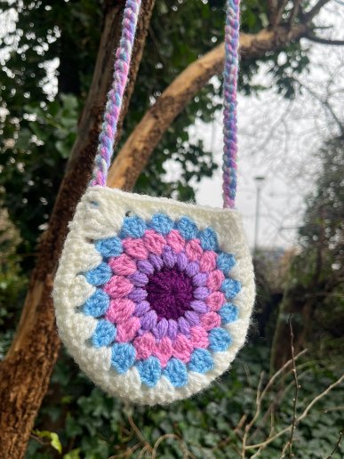 Lovely Little Handmade Crochet Boho Chic Circle Bag in White and Purple Ombre 💜🤍🩷 A unique ideal gift for anyone who loves a vintage retro look. The bag is lined with a soft white cotton fabric adding durability #MHHSBD #craftbizparty #earlybiz #UKMakers