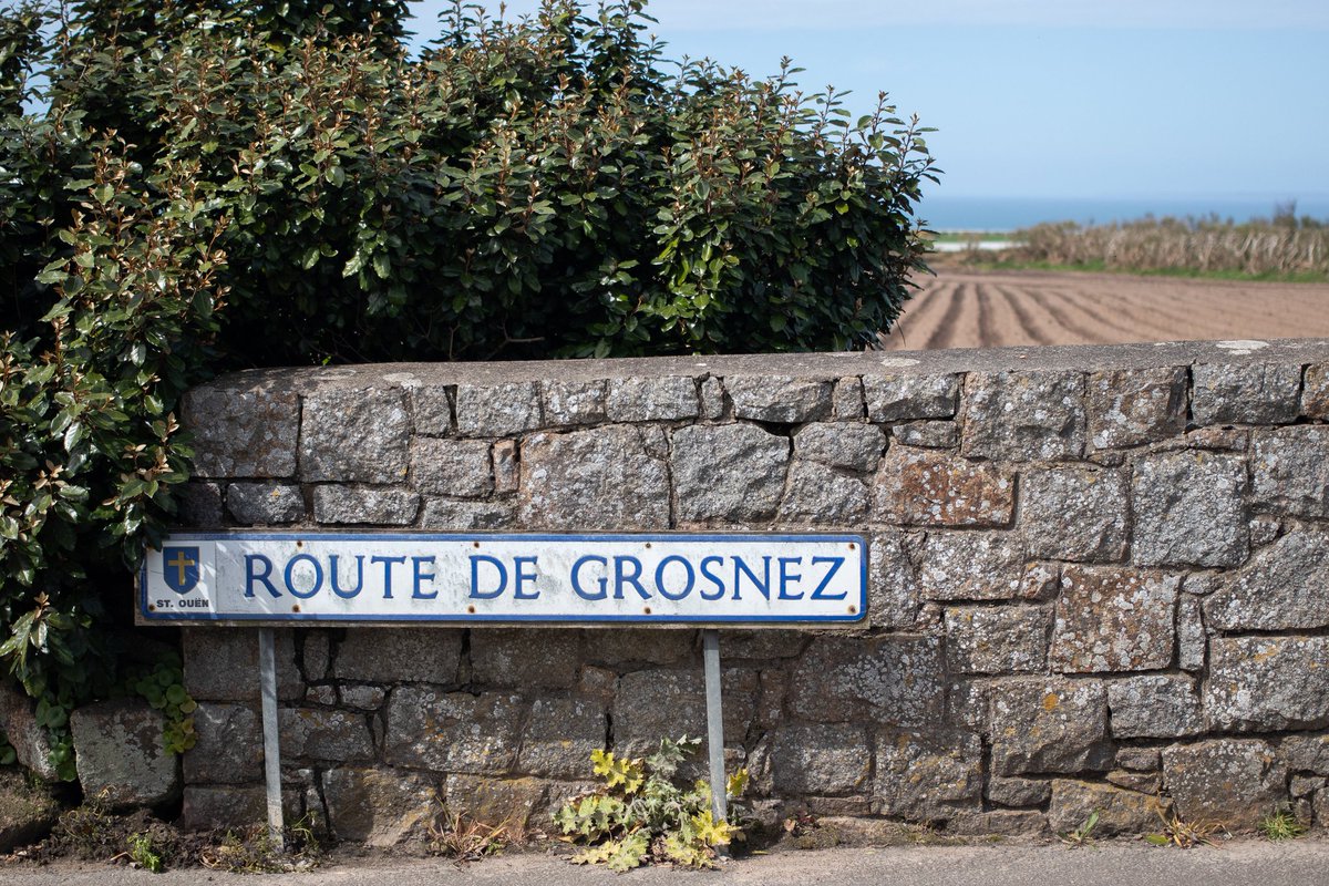 À une vingtaine de kilomètres des côtes du Cotentin se situe Jersey. Si on y parle en grande majorité anglais aujourd'hui, il reste de nombreux témoignages de l'histoire normande commune qui unit le continent aux îles, à commencer par la langue, le jersiais.