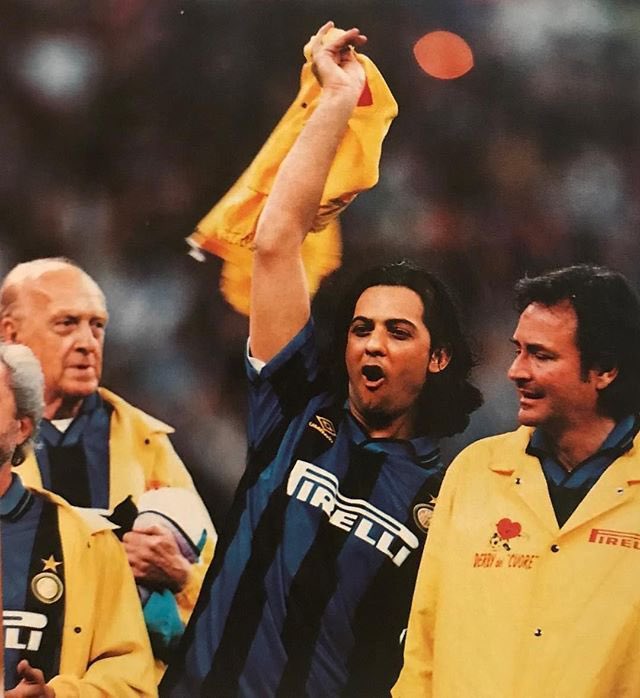 belfiore_ale's tweet photo. Fratello nerazzurro 🖤💙⭐️⭐️ 
@Fiorello @Inter #InterCampionedItalia #venti 🇮🇹 #RaimondoVianello #CorradoTedeschi https://t.co/r63T1yDlKt