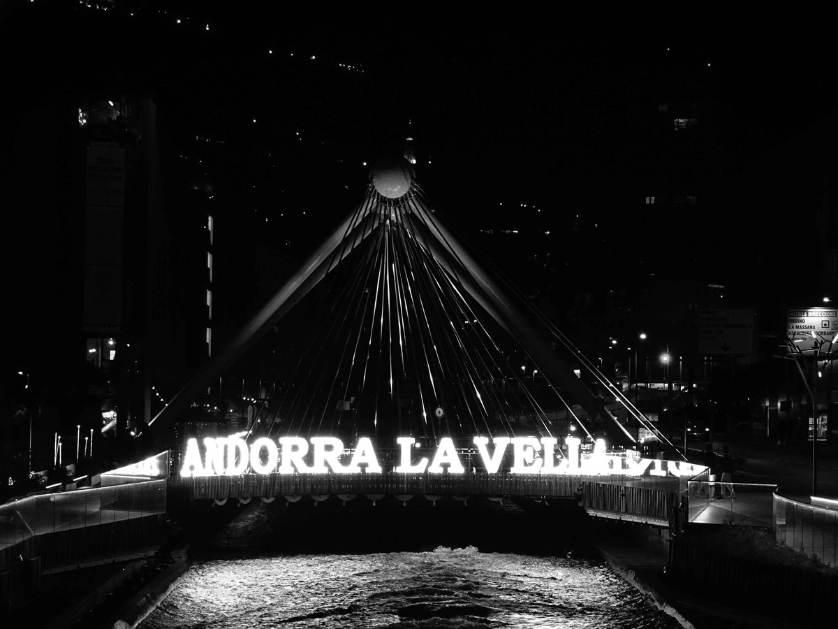 Il·luminat...Andorra #andorralavella #valira #escaldes #andorra #principatdandorra #païsoscatalans #catalunya #landscapephotography #landscape #landscapes #landscape_captures #landscape_lovers #streetstyle #streetsphotography #street #bnw #bnwphotography #bnwmood #bnw_greatshots