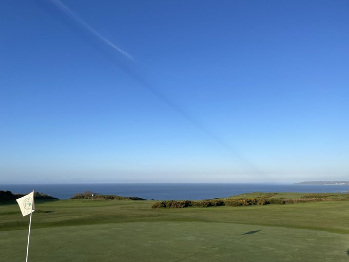 TEE OFF TUESDAY 
with your #earlybirdies #SWgolf #stateofplay report southwestsportsnews.com/golf/grassroot… course image courtesy <a href="/KristianWHU/">Kristian Summerfield</a> <a href="/whitsandbaygolf/">Whitsand Bay GC</a> 📷⛳️