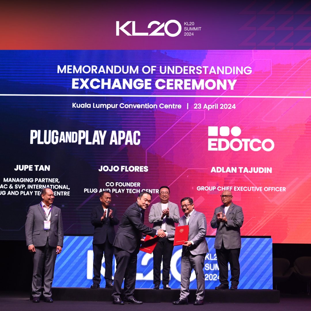 Kl20Summit's tweet photo. Following the unveiling of MYStartup, the momentum continues with the exchange of MOUs on stage, as key stakeholders come together to solidify partnerships and foster growth within Malaysia's dynamic startup ecosystem.

Stay tuned for more updates and announcements throughout the day!

#ItStartsHere #KL20Summit