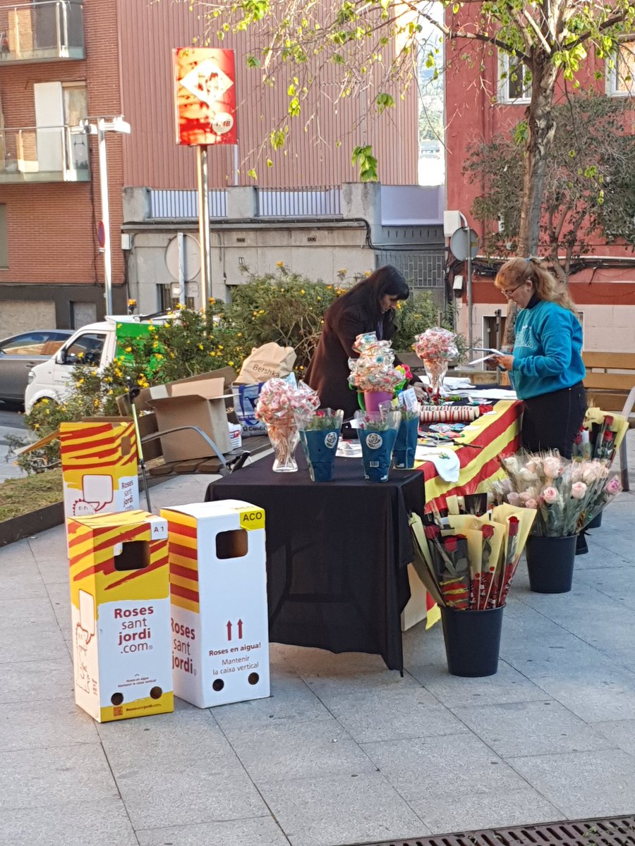 acataxonera's tweet photo. TaxoJordi, tus rosas sin salir del barrio.

Ven a la plaza Matias Guiu, justo delante del metro El Coll /La Teixonera.

Sant Jordi 

Venta de rosas, firma de libros, lectura de cuentos....

#FemCutura #FemBarri #FemTaxonera @acataxonera @LaTaxonera https://t.co/1LFXWi3RBH