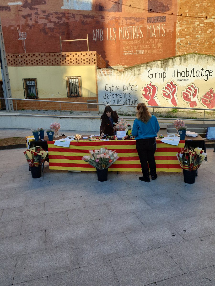 acataxonera's tweet photo. TaxoJordi, tus rosas sin salir del barrio.

Ven a la plaza Matias Guiu, justo delante del metro El Coll /La Teixonera.

Sant Jordi 

Venta de rosas, firma de libros, lectura de cuentos....

#FemCutura #FemBarri #FemTaxonera @acataxonera @LaTaxonera https://t.co/1LFXWi3RBH