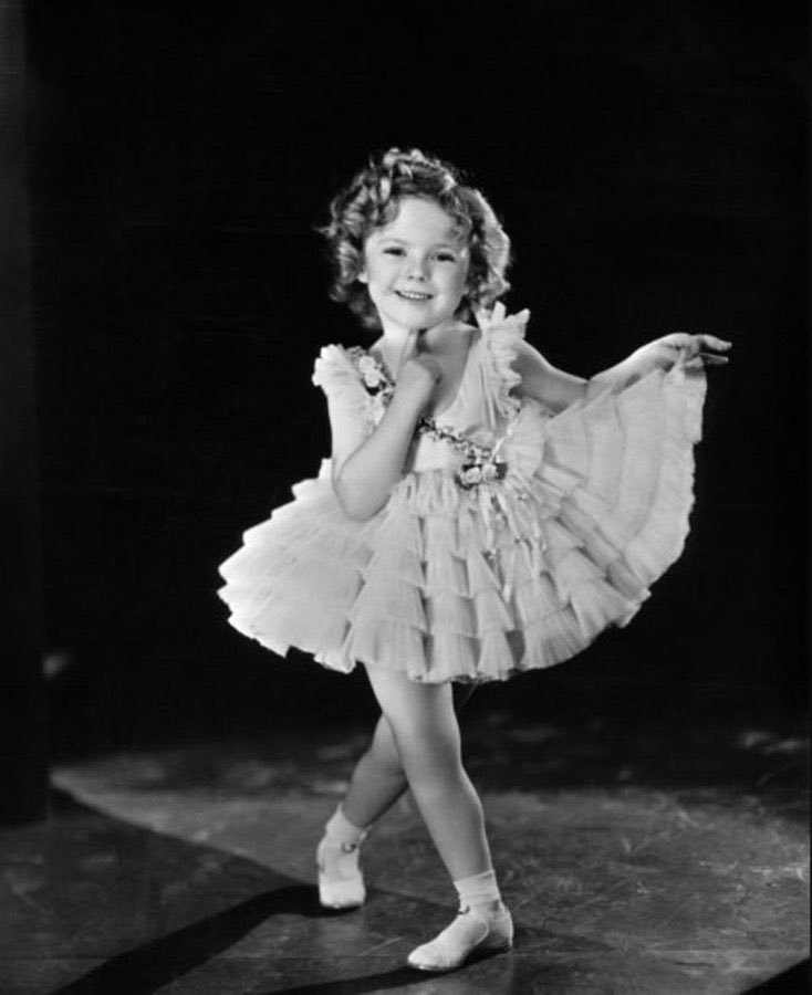 « J'ai compris que le Père Noël n'existait pas quand j'avais 5 ans. Je suis entrée dans un grand magasin et il m'a demandé un autographe. » #ShirleyTemple 1928 - 2014￼￼✨🎂