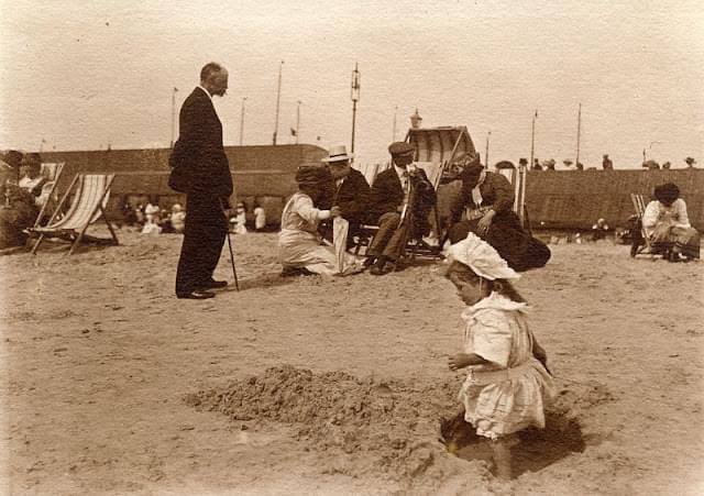 Edwardian family at the beach, circa 1900s. 
>FH