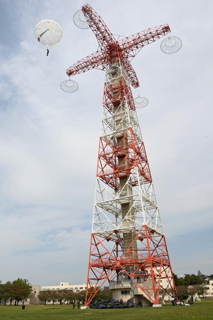 【海上自衛隊・航空自衛隊落下傘降下準備教育】
＃第１空挺団 は、４月１４日(日)から２２日(月)までの間、習志野駐屯地において ＃海上自衛隊 及び ＃航空自衛隊 の若き航空機搭乗員に対し緊急脱出時の落下傘降下に必要な技能を習得させるための教育を行いました。
＃パイロット