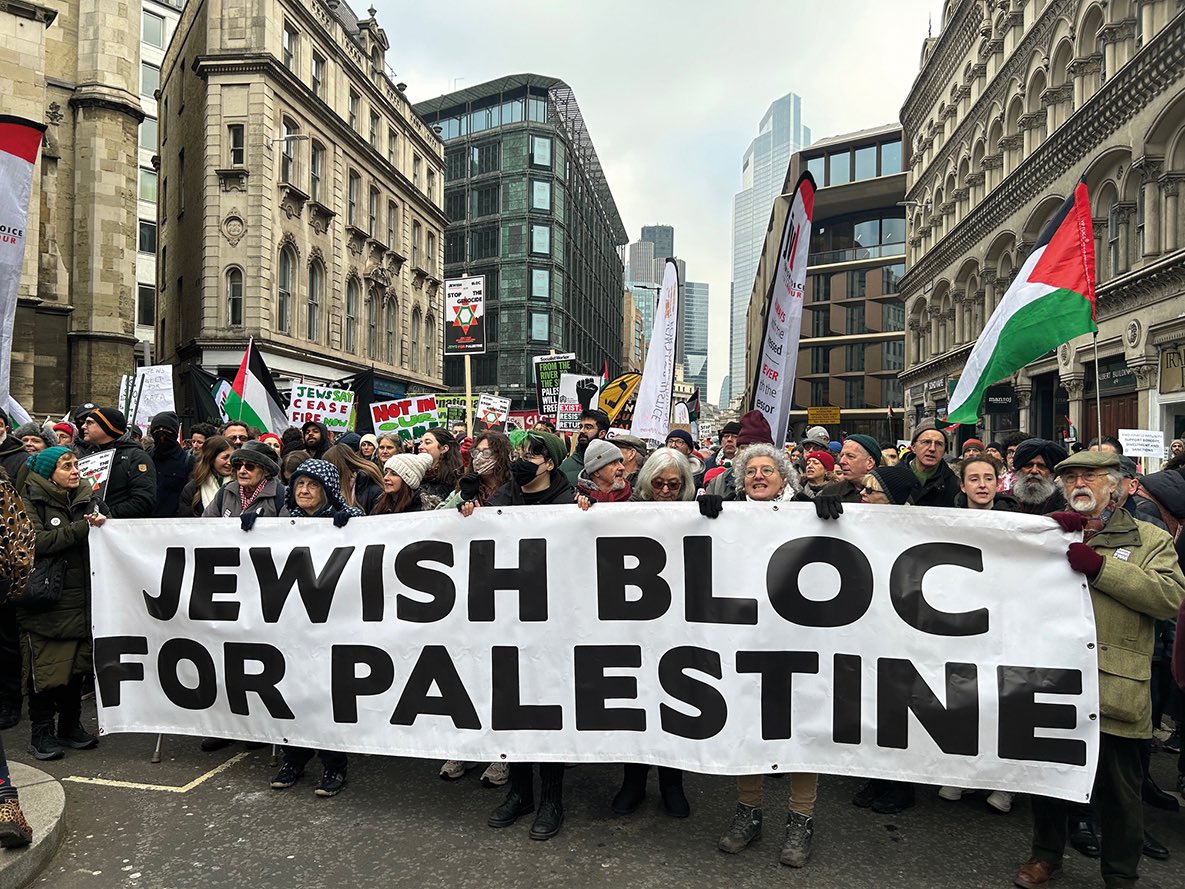 There are many many Jewish folk on the marches who are - quite literally- telling the world they are Jewish. @LordIanAustin is a fool & is clearly chatting rubbish.