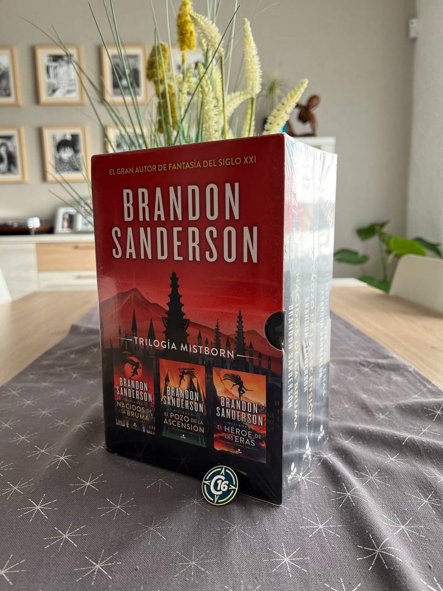 ¡Feliz Sant Jordi o día del libro! Desde Cosmere 16 queremos celebrar este día regalando lectura. Sorteamos el cofre de la trilogía de la Era 1 de Nacidos de la Bruma + pin exclusivo:
- Retuitea
- Comenta diciendo qué libro/s vas a regalar/comprar o te gustaría
¡Mucha lectura!