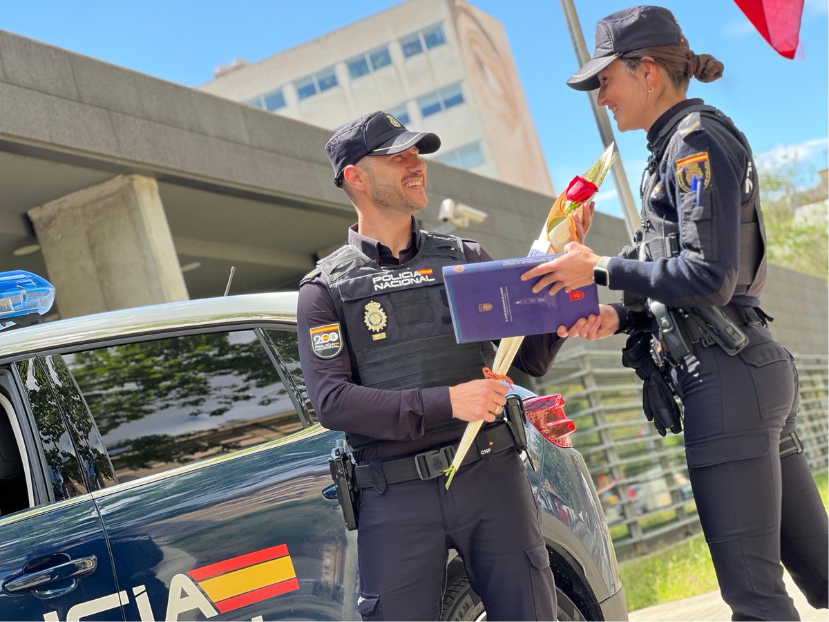 Hay pequeños gestos que pueden cambiar por completo un día📖🌹 Y hoy con motivo de #SantJordi el intercambio de rosa y libro es una tradición a la que se han sumado nuestros agentes de @policia Os deseamos un #FelizSantJordi #DiaMundialDelLibro