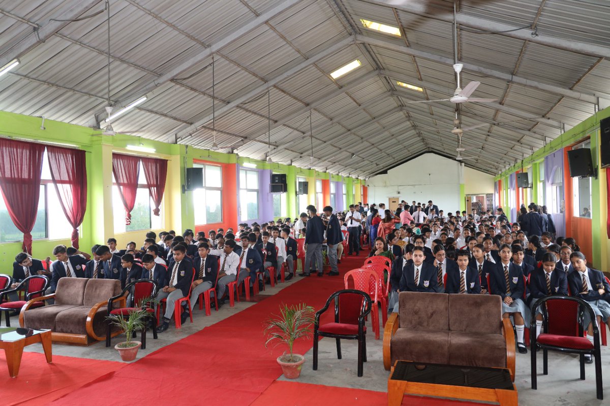 ShSsiliguri's tweet photo. "A Thought Leader is someone who looks at the future and sets a course for it so that others can follow". The Young Leaders in Sacred Heart School were invested with their responsibilities on Wednesday 17th April. https://t.co/RErb1ryJNm