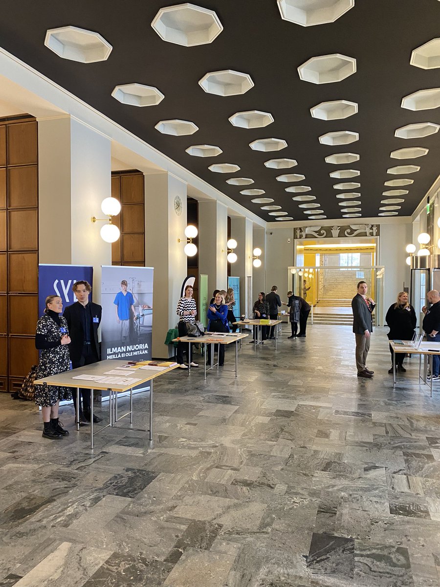 Eduskunnan köyhyyspäivä on juuri alkamassa. Tervetuloa kansanedustajat vierailemaan näyttelypisteillä klo 10-14! Tarjolla tietoa köyhyydestä ja ratkaisuehdotuksia köyhyyden vähentämiseksi. #köyhyyspäivä