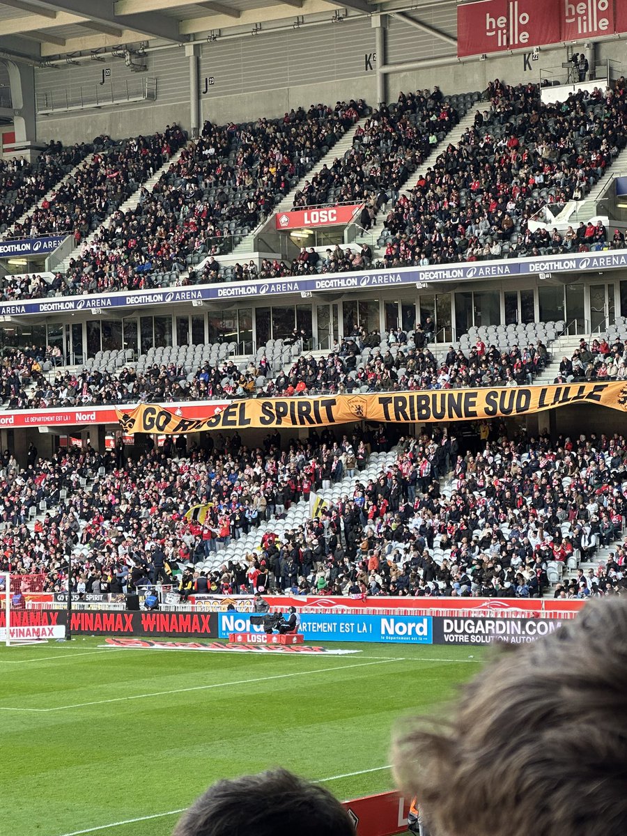CurvaScoperta's tweet photo. Petite anecdote sympa ce week-end à Lille. 

La sécurité a voulu faire du zèle en tribune sud. Les quelques personnes qui débordaient du kop en se retrouvant sur les escaliers ont été expulsées de l'enceinte.

En réponse, les GRS ont investi collectivement les escaliers. https://t.co/pYlzjoJiSa