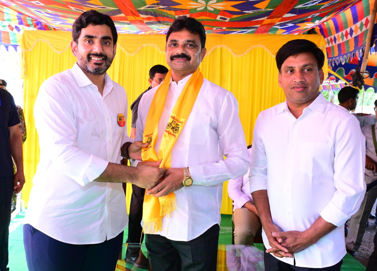 naralokesh's tweet photo. రాష్ట్ర పోలీస్ హౌసింగ్ కార్పొరేషన్ చైర్మన్ మెట్టుకూరు చిరంజీవి రెడ��డి మంగళవారం తన పదవికి, వైసిపికి రాజీనామా చేసి టిడిపిలో చేరారు. పసుపుకండువా కప్పి చిరంజీవిరెడ్డి, ఆయన అనుచరులను పార్టీలోకి ఆహ్వానించాను. https://t.co/7cPRHOehZg