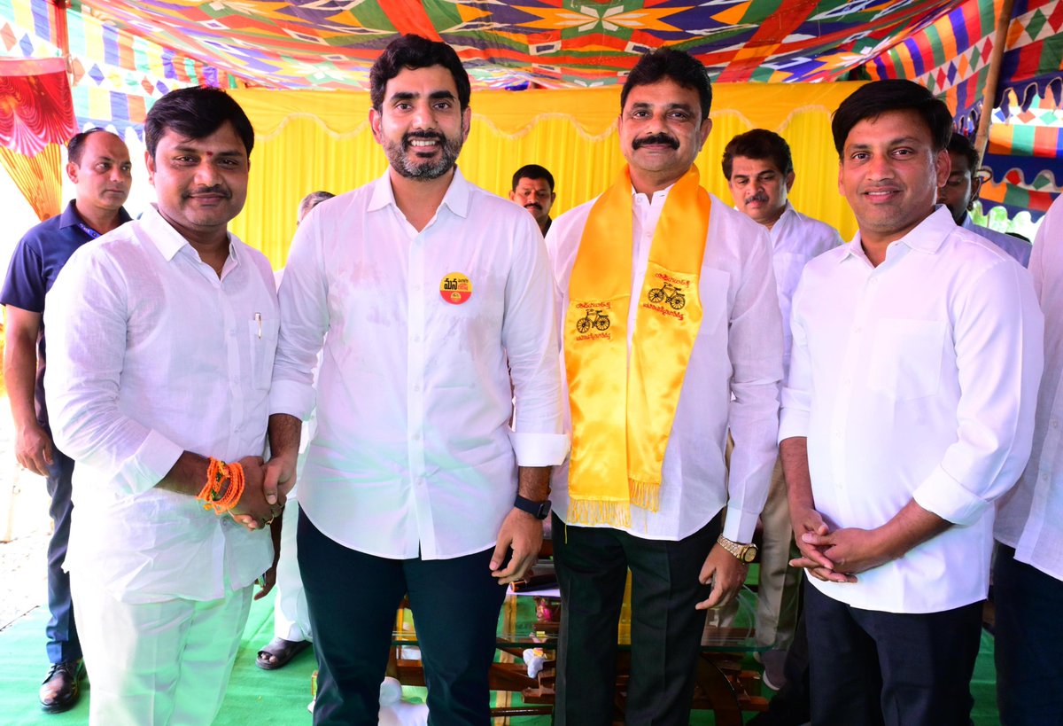 naralokesh's tweet photo. రాష్ట్ర పోలీస్ హౌసింగ్ కార్పొరేషన్ చైర్మన్ మెట్టుకూరు చిరంజీవి రెడ��డి మంగళవారం తన పదవికి, వైసిపికి రాజీనామా చేసి టిడిపిలో చేరారు. పసుపుకండువా కప్పి చిరంజీవిరెడ్డి, ఆయన అనుచరులను పార్టీలోకి ఆహ్వానించాను. https://t.co/7cPRHOehZg