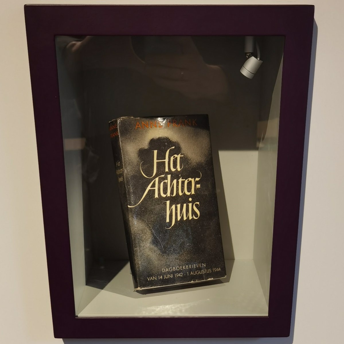 ✍️📖 "Ich werde, hoffe ich, dir alles anvertrauen können, wie ich es noch bei niemandem gekonnt habe, und ich hoffe, du wirst mir eine große Stütze sein."

Anne #Frank (geb. 1929, gest. 1945) zu Beginn ihres Tagebuchs am 12. Juni 1942.

#WorldBookDay #WelttagdesBuches