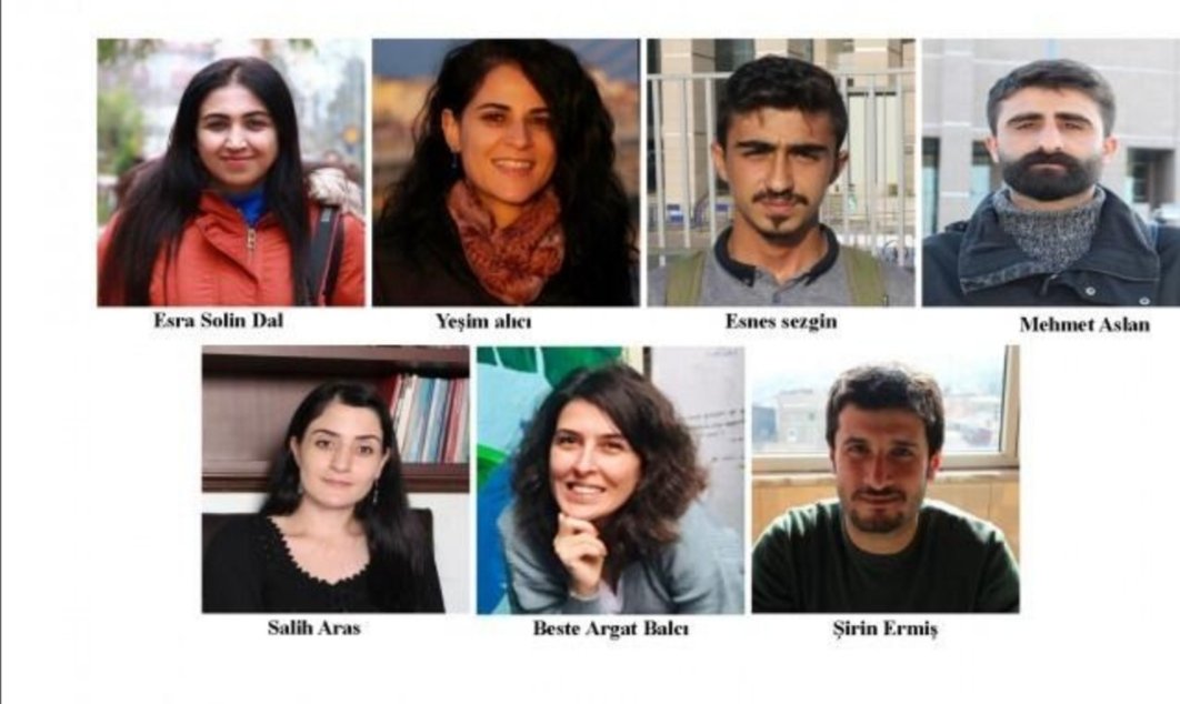 İstanbul ve Ankara'da yapılan ev baskınlarında 7 gazeteci gözaltına alınmış. #MehmetAslan #EsraSolinDal #EnesSezgin #SalihaAras #YeşimAlıcı #BesteArgatBalcı #ŞirinErmi Mesleki görevini yapmak suçlulaştırılamaz. #GazetecilikSuçDeğildir Gazetecileri Serbest Bırakın!