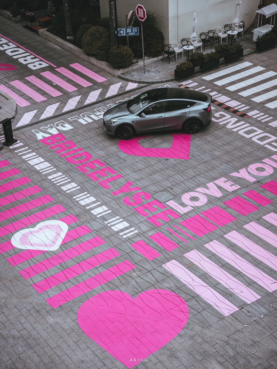 Seems this car's parked right in the sweet spot! 💕🚗 📷：晶晶历险记