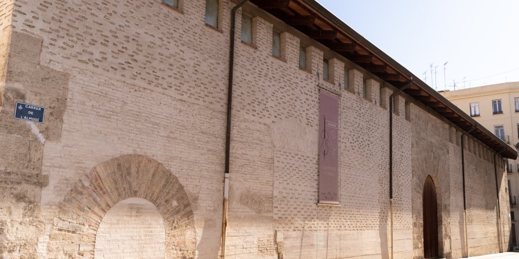 🚦¡En tu paseo por el barrio de Ciutat Vella en València tienes que incluir una parada en el Almudín!
🎨¿Sabías que este almacén de grano medieval está decorado en su interior con increíbles frescos?
#ActitudMediterránea