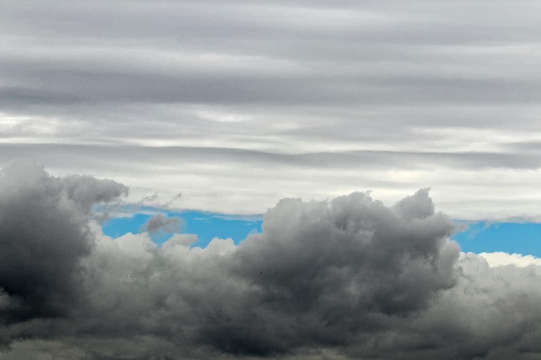 'Ahí estás tú: un trocito de azul en el cielo de una tarde gris...' José Luis López Recio #JLRquotes