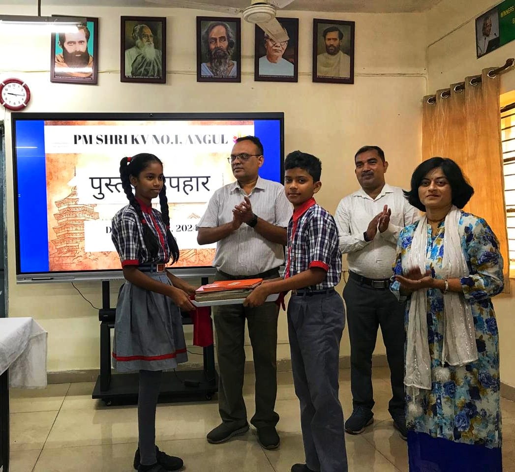 'Passing over of Textbooks to juniors students.'-- #Pustakouphaar Event organised at #PMSHRI KV No. 1 Angul on 23.04.2024. An unique opportunity  for students to Bond over Books and  promote Sustainable  practices.
#KVS #PMSHRI #Sustainability