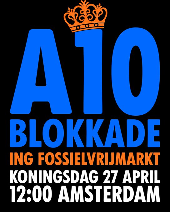 Op een zwarte achtergrond in grote blauwe letters met een oranje kroontje op de 1: A10 Blokkade. Eronder in kleinere oranje letters: ING Fossielvrijmarkt en daaronder in wit: Koningsdag 27 april 12:00 Amsterdam.