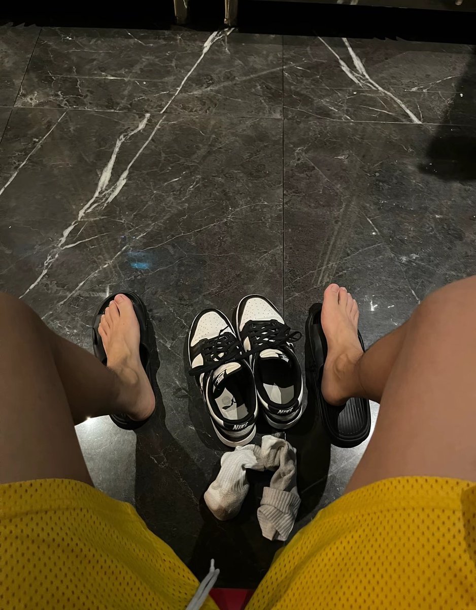 打完球，歇歇脚！真希望贱狗来用舌头来给老子按摩