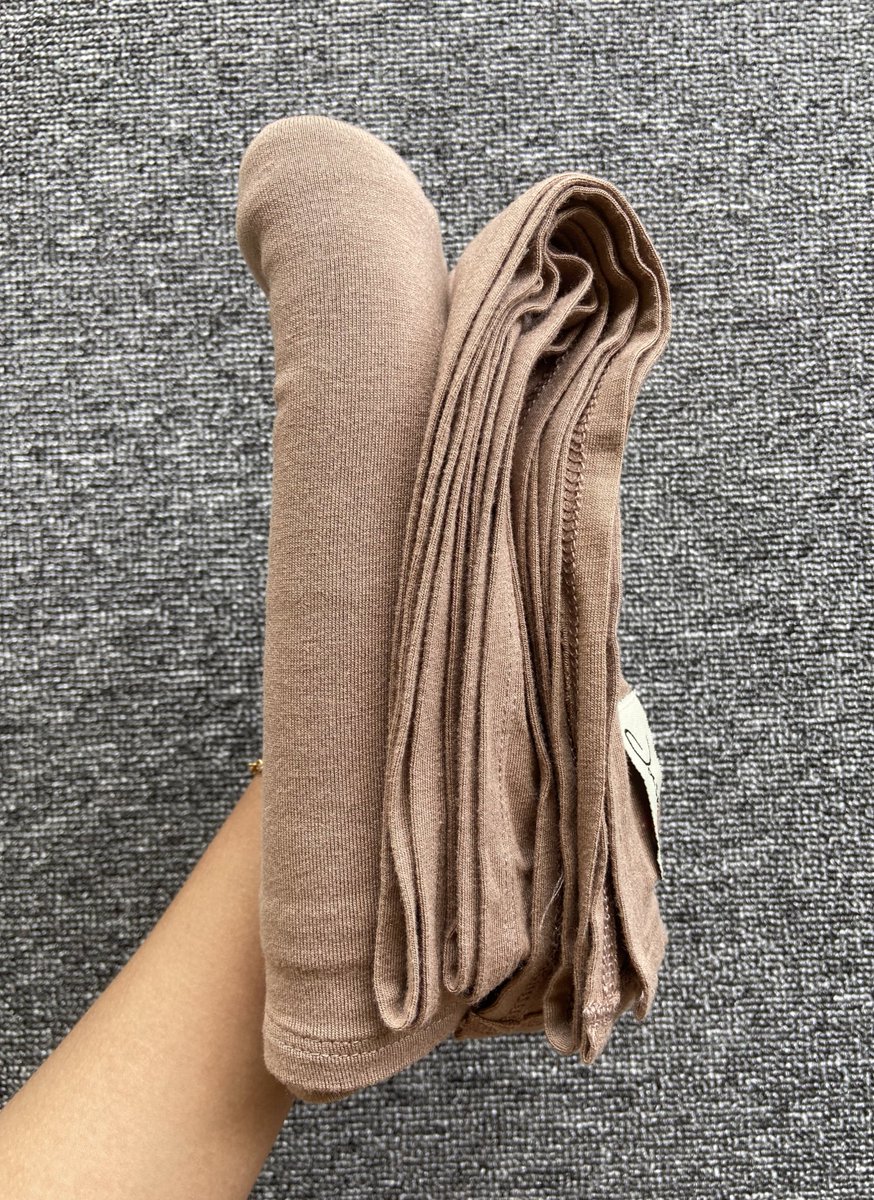 pashmina kaos dari brand ini beneran effortless bgt mleyotnya tapi sayang masih banyak yg belum notice dan review🫣

kalian yg lagi cari pashmina kaos, wajib cobain sih biar ngerasain juga se worth it apa pashmina kaos dari brand ini👍🏻