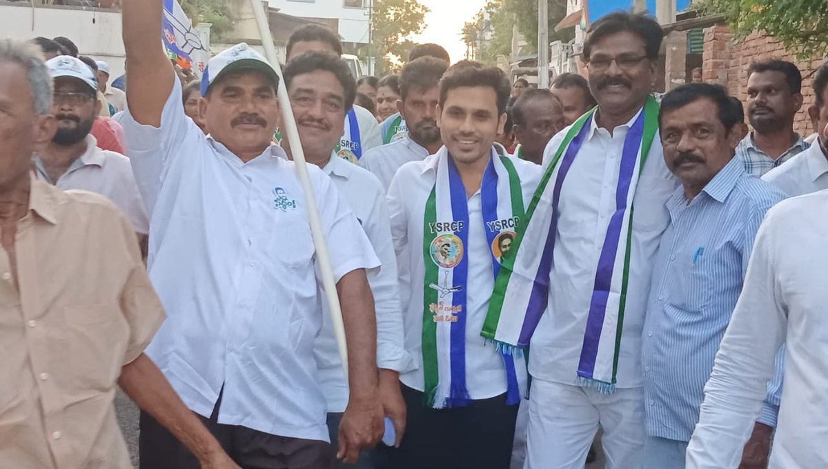 btrbsr's tweet photo. ఆత్మకూరు మున్సిపాలిటీలో 14వ వార్డు నందు ఫ్యాన్ గుర్తుకు ఓటు వేసి విక్రమ్ రెడ్డి గారిని ఎమ్మెల్యేగా గెలిపించాలంటూ ఎన్నికల ప్రచారంలో పాల్గొన్న బిఎ��్సార్ ఫౌండేషన్ అధినేత బొమ్మిరెడ్డి తారకనాథ్ రెడ్డి..
#బిఎస్సార్ఫౌండేషన్ #బిఎస్సార్పాల్గొన్నఅధినేత #బిఎస్సార్ప్రచారం #తారకనాథ్రెడ్డి https://t.co/4f9kMNLkIr