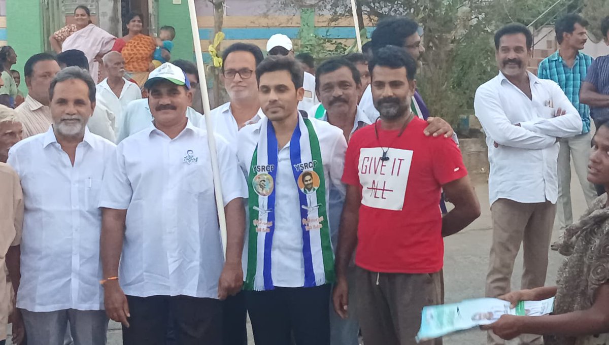 btrbsr's tweet photo. ఆత్మకూరు మున్సిపాలిటీలో 14వ వార్డు నందు ఫ్యాన్ గుర్తుకు ఓటు వేసి విక్రమ్ రెడ్డి గారిని ఎమ్మెల్యేగా గెలిపించాలంటూ ఎన్నికల ప్రచారంలో పాల్గొన్న బిఎ��్సార్ ఫౌండేషన్ అధినేత బొమ్మిరెడ్డి తారకనాథ్ రెడ్డి..
#బిఎస్సార్ఫౌండేషన్ #బిఎస్సార్పాల్గొన్నఅధినేత #బిఎస్సార్ప్రచారం #తారకనాథ్రెడ్డి https://t.co/4f9kMNLkIr