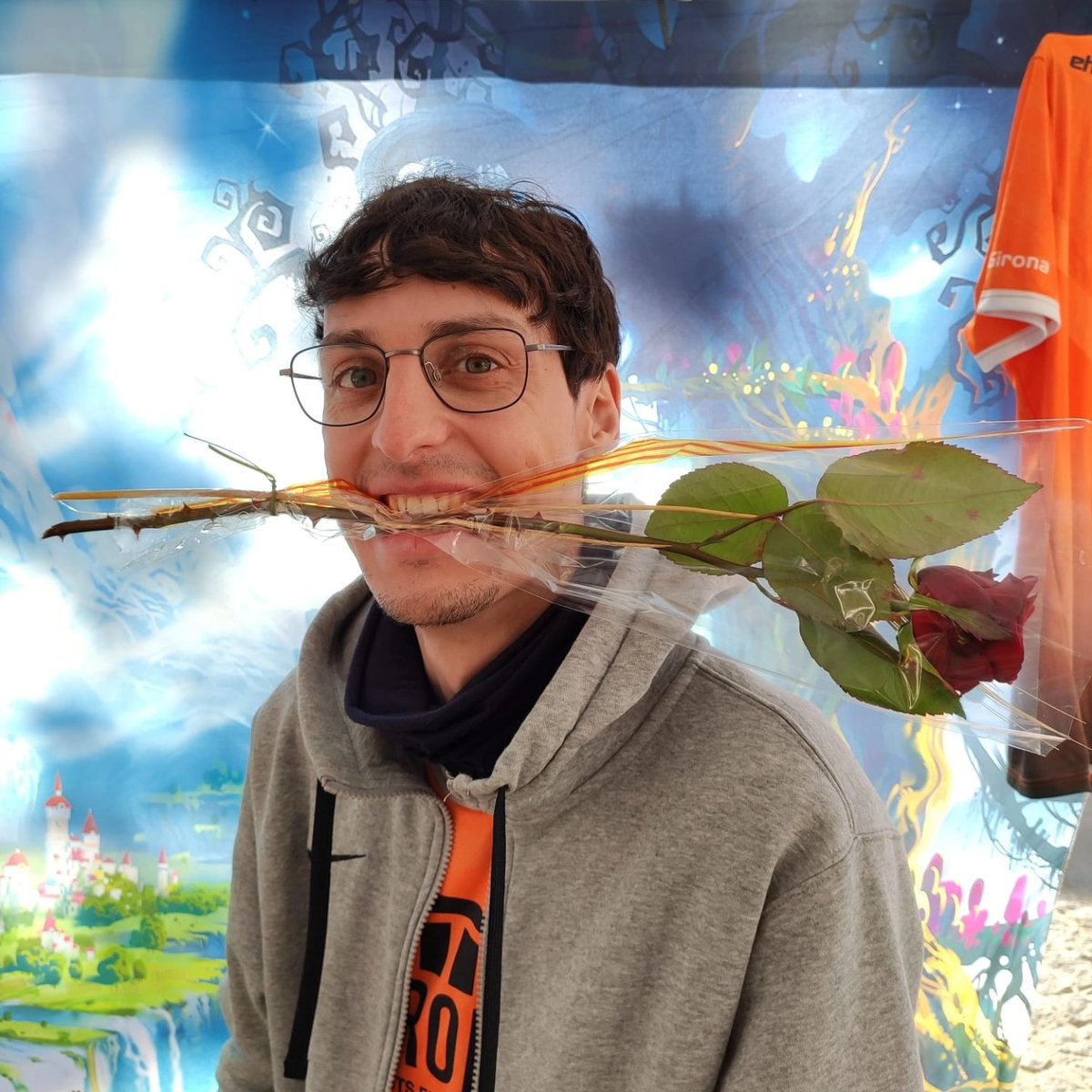 Aquest home apareix a la porta de casa teva així.
Què fas?

#SomDeGirona!!

#EDG #esportselectrònics #català #gironagaming #girona #SantJordi #Catalunya #Rosa #Llibre #DiaDelLlibre