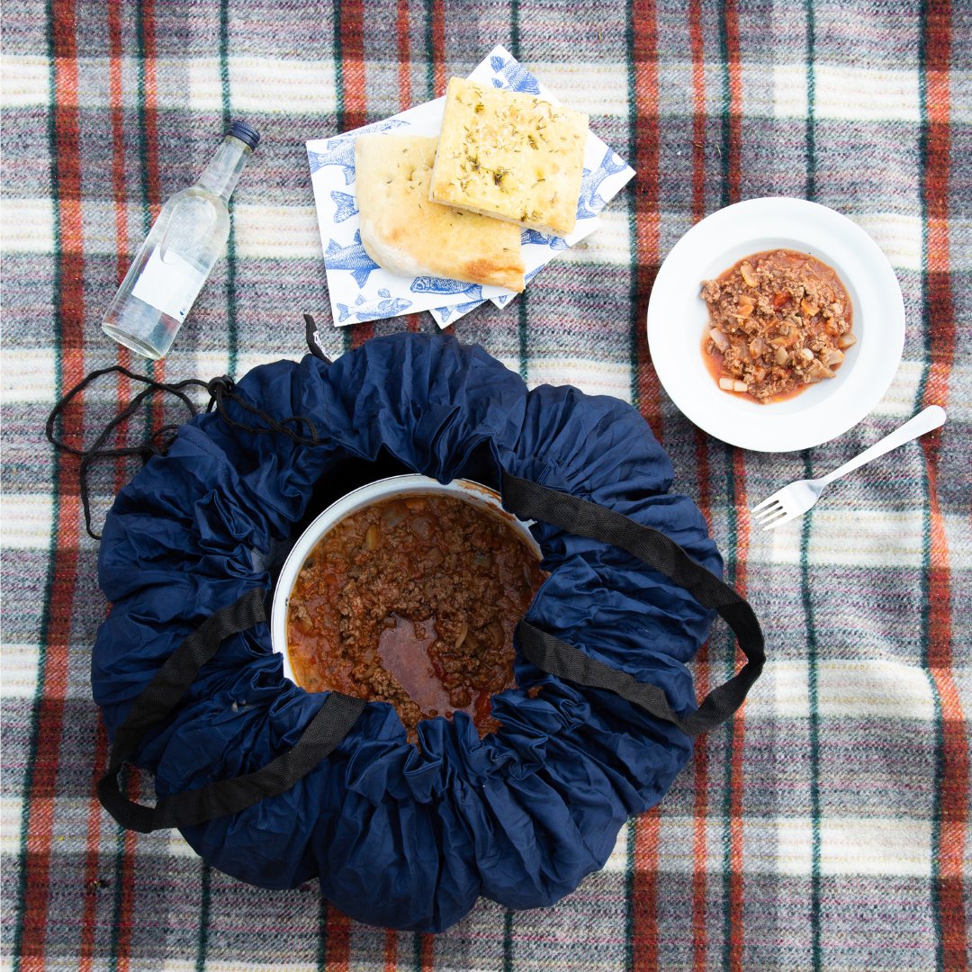 It’s #NationalPicnicDay! The perfect day to use your #Wonderbag! Prep your meal, pop it in the Wonderbag & head outdoors to celebrate the joy of al fresco dining! Whether in your backyard, at the park or beach, keep your food hot & drinks cold for hours without electricity.