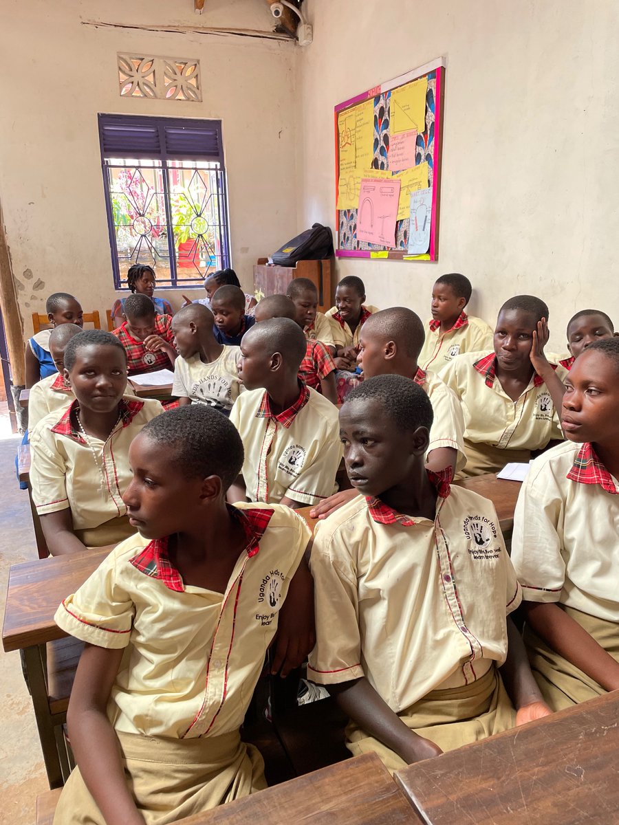 Renee gave a session about the menstrual cycle to our girls from p4 to p7. Renee is a Belgian volunteer working with @malaikavzw. They offer tailoring classes to empower women. 

#uganda #kampala #namuwongo #africa #pearlofafrica #volunteer #community #communitywork