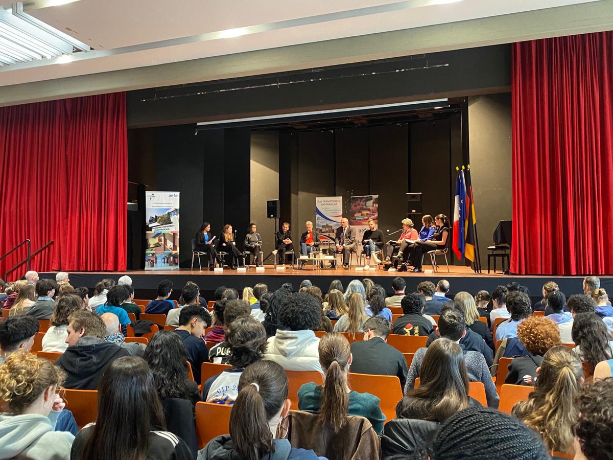 ronan_legleut's tweet photo. En soutien à la liste menée par @fxbellamy aux élections européennes, j’ai défendu l’action et le projet européen de @lesRepublicains lors du débat parfaitement organisé par les élèves de terminale du lycée français de Berlin.

@lepetitjournal Berlin revient sur le débat dans cet article :

https://t.co/bRVA0Hk2xW