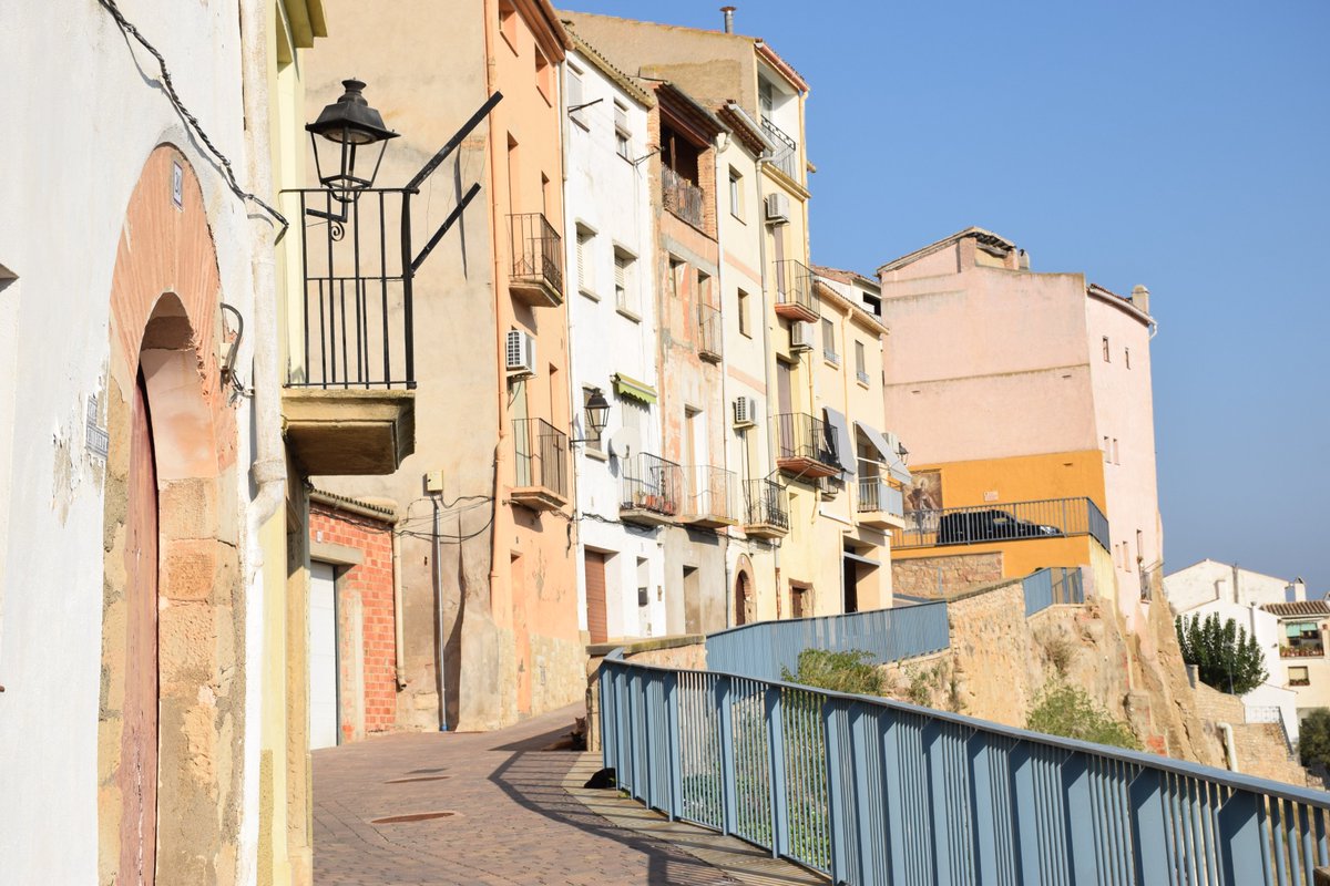 Amb aquesta bonica imatge del carrer de la Mola d'#Ascó us desitgem una molt bona diada de #SantJordi a tots i a totes! 🐉🌹📚 📸 Ascó Turisme #catalunyaexperience #cultura #patrimoni #riberadebre #terresdelebre