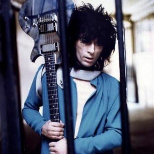 Remembering Johnny Thunders. Passed away this day in 1991. American guitarist, singer songwriter. He came to prominence in the early 70’s as a member of the New York Dolls. He later played with The Heartbreakers and as a solo artist #JohnnyThunders 🎸🥀