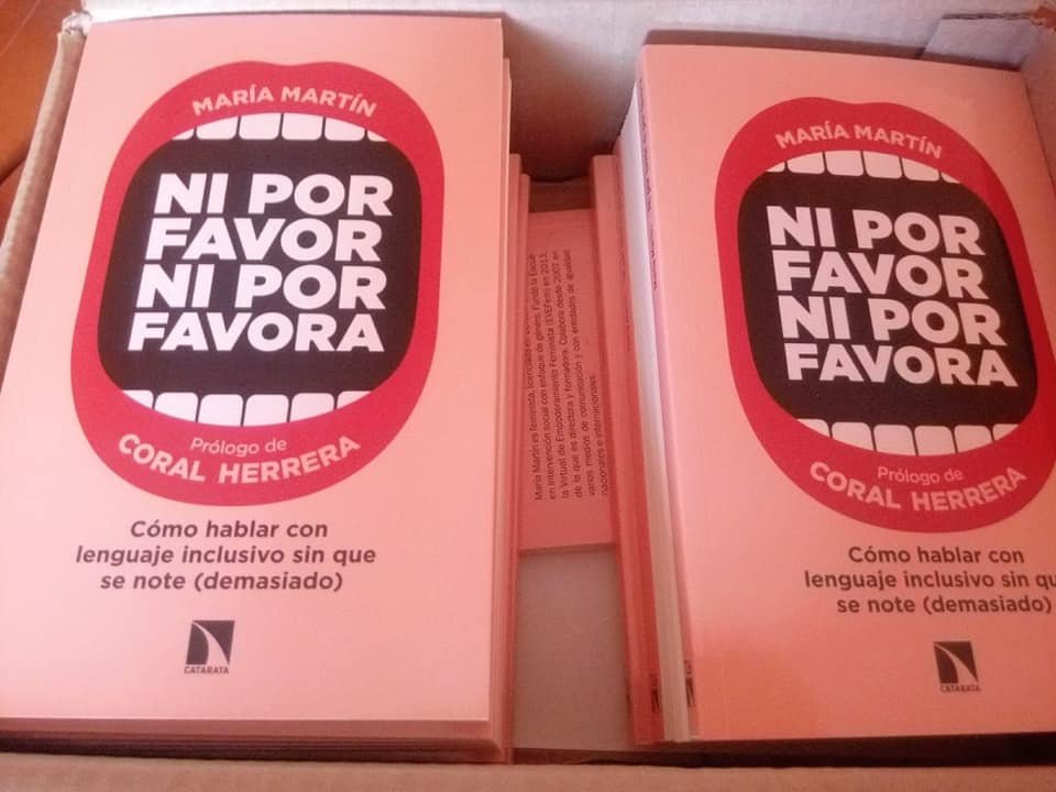 La foto es mala malísima, pero me sigue emocionando. Hoy, #DiaDelLibro2024 hace justo 5 años que tuve en mis manos #NiPorFavorNiPorFavora. Estuvo en librerías, justo 6 días después, el 29 de abril. Y lo vamos a celebrar.