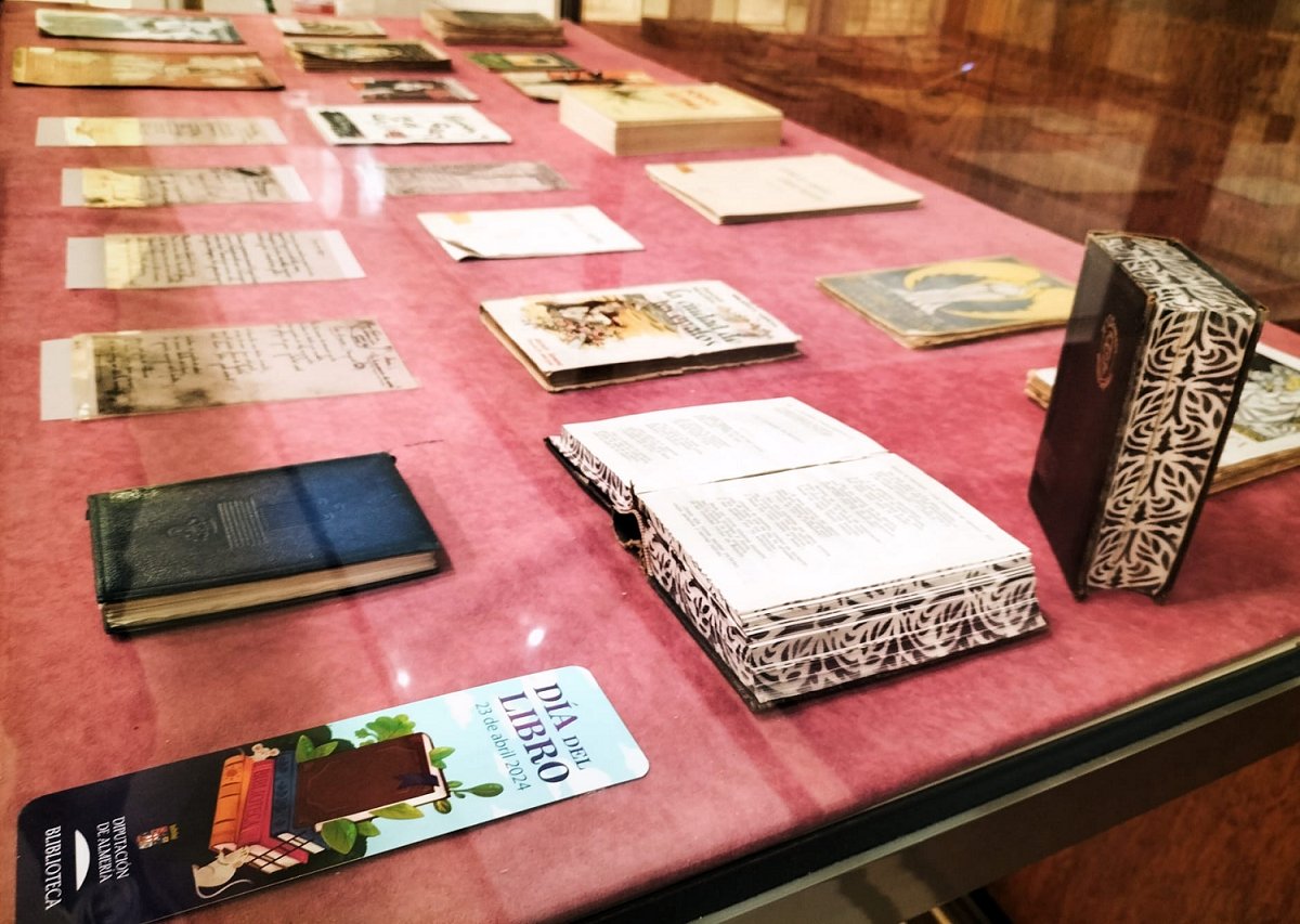 Este año para celebrar el Día del Libro hemos organizado una exposición en el hall del Palacio Provincial. El hilo argumental de esta actividad es poner de relieve una muestra del interesante Fondo antiguo con el que contamos. 
Os animamos a visitarla ¡Feliz Día del Libro!