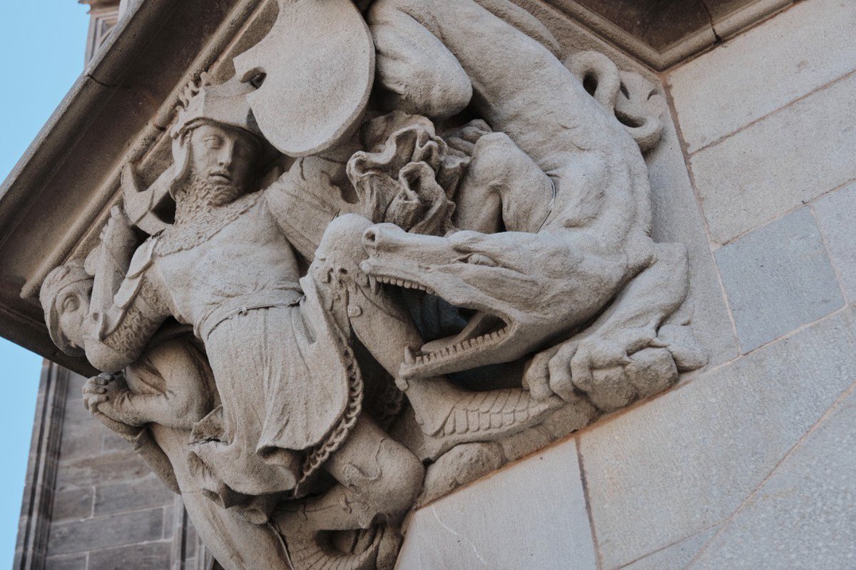 🌹 El Capítol de la Catedral de Barcelona desitja una bona Diada de #SantJordi a tots els ciutadans i ciutadanes de Catalunya! Especialment, als Jordis, Jordines i Georgines en el dia de la seva onomàstica.