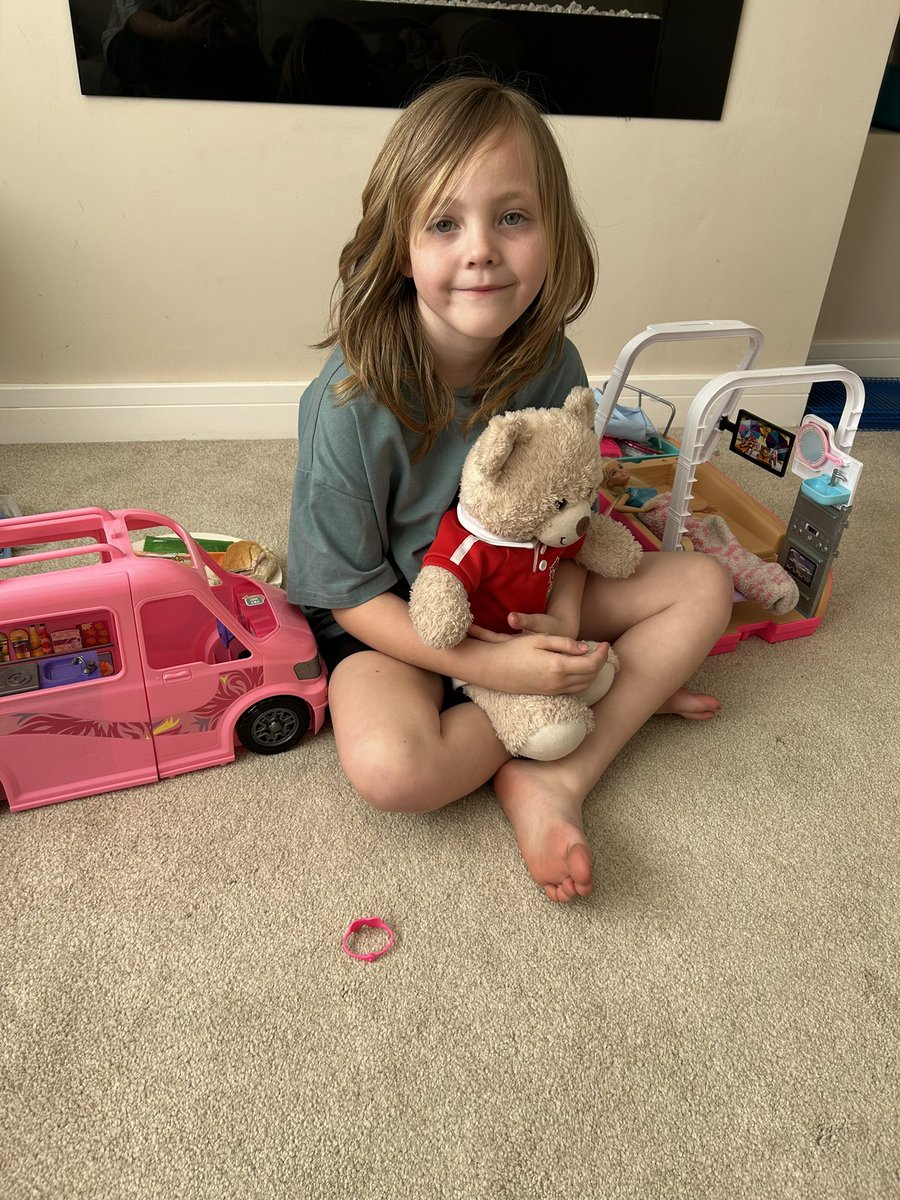 JodieMorgan321's tweet photo. @YBB_Yr1_2 
Eddy the teddy had a lovely chilled weekend with Lilah. They played with all of her toys, helped clean up the back garden with the hose pipe and ate lots of tasty food . They also played with her friends from the street and enjoyed late nights and long lay ins! 😊 https://t.co/OWf9kLs5nP