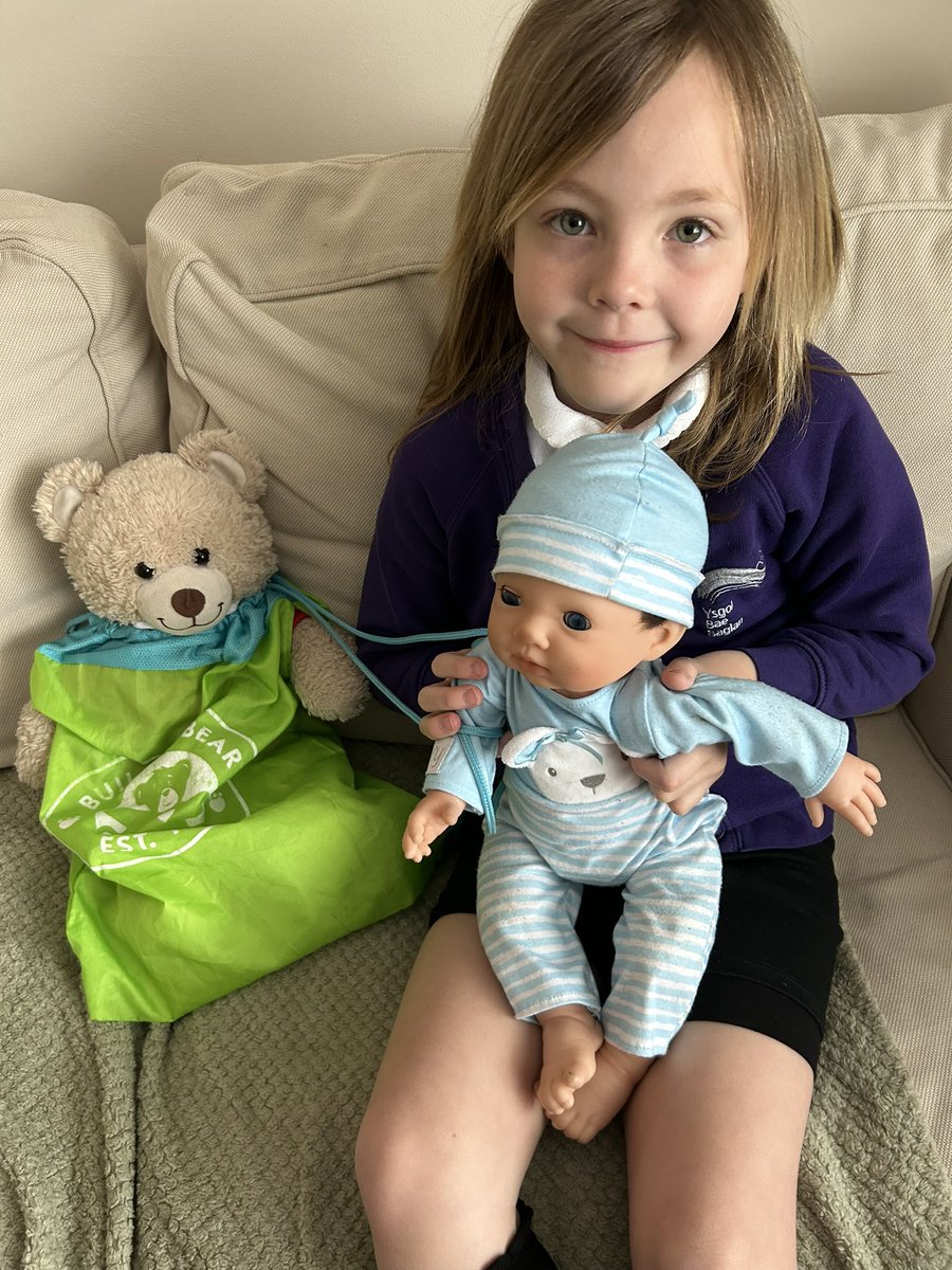 JodieMorgan321's tweet photo. @YBB_Yr1_2 
Eddy the teddy had a lovely chilled weekend with Lilah. They played with all of her toys, helped clean up the back garden with the hose pipe and ate lots of tasty food . They also played with her friends from the street and enjoyed late nights and long lay ins! 😊 https://t.co/OWf9kLs5nP